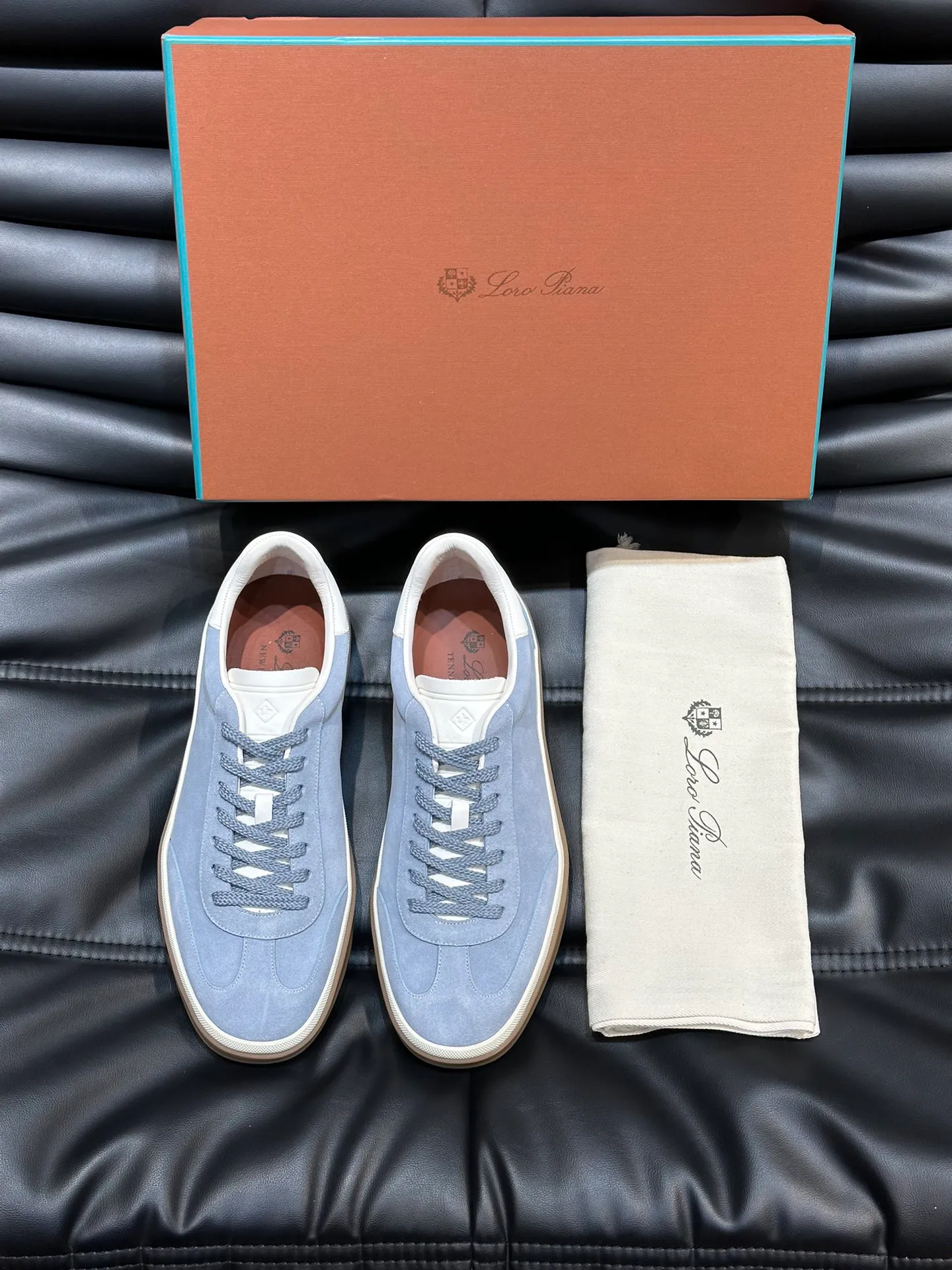p420 Men's Shoes New 🆕Lp Old Money Style Men's Low-top Casual Tennis Shoes Loro Piana's high-end series has launched sports shoe styles made of soft cowhide. The breathable properties and flexible texture of natural materials make the sneakers both functional and comfortable. The high-quality metal-free tanning and tumble process highlights the natural texture of the leather, while the camel-colored sole and white rubber trim create a double-layer sole effect, making it an everyday shoe that can easily create a lazy and casual style! Size: 39-44 (45, 46 customized